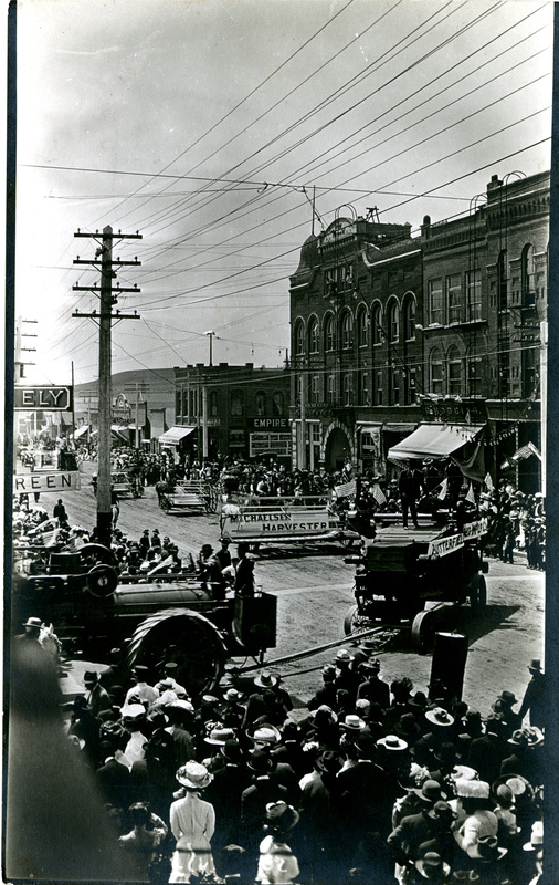 item thumbnail for Floats and Crowds on 4th of July Postcard