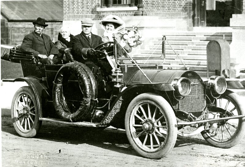 item thumbnail for Car full of people at Post Office